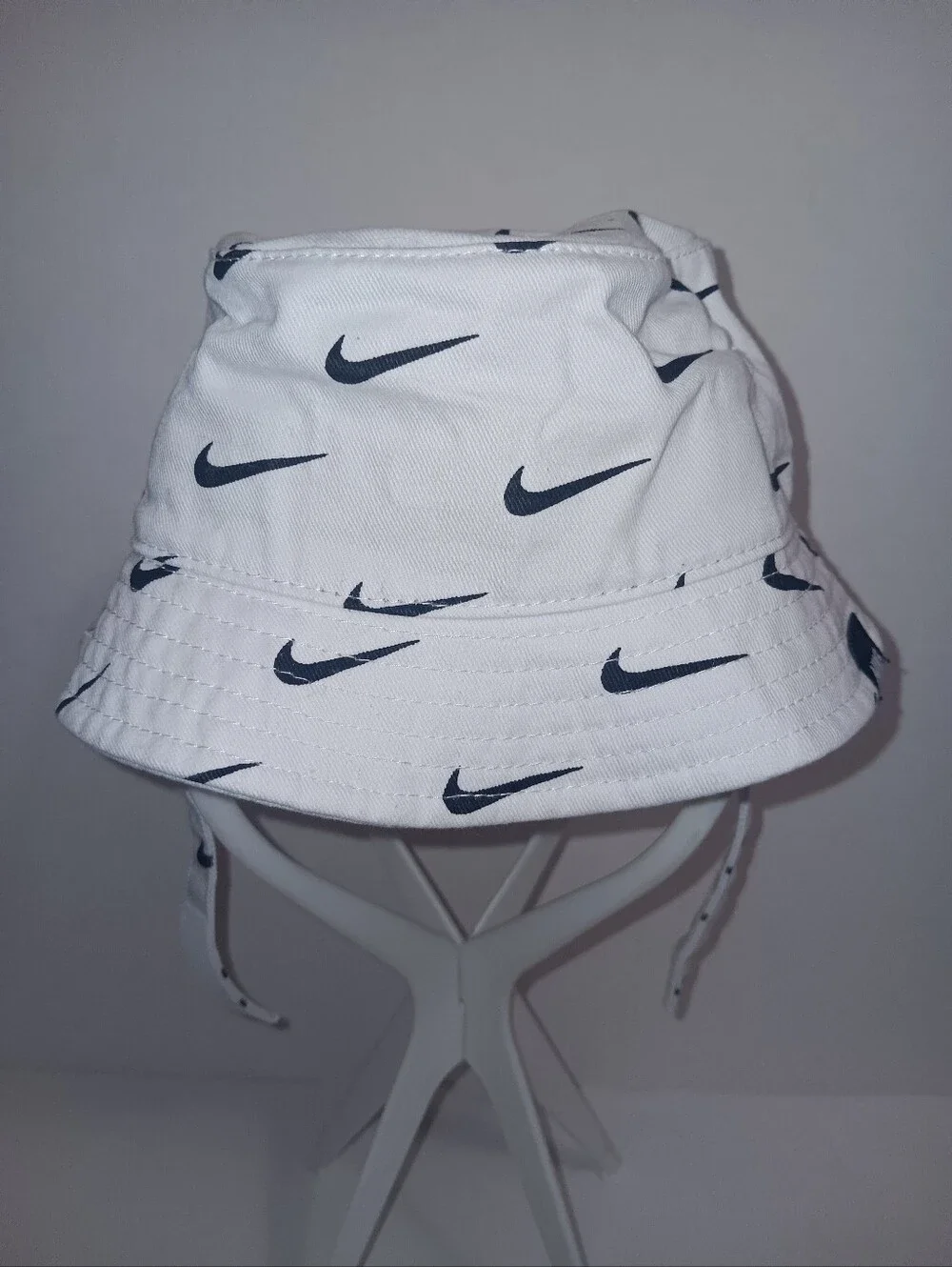 NIKE SWOOSH INFANT ADJUSTABLE CHIN STRAP COTTON BUCKET HAT